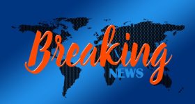 Schriftzug "Breaking News" vor Weltkarte