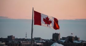 Flagge Kanadas vor Sonnenuntergang