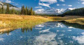 See vor einer Bergkette